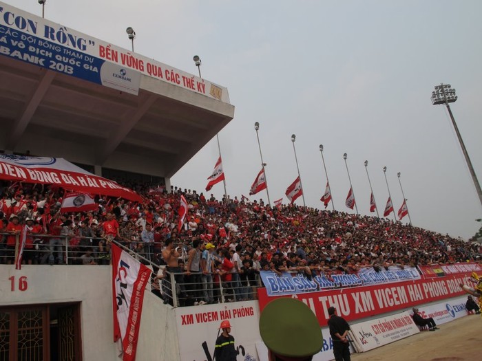 Độ cuồng nhiệt của người hâm mộ Hải Phòng không thua kém bất cứ sân vận động nào ở Việt Nam.